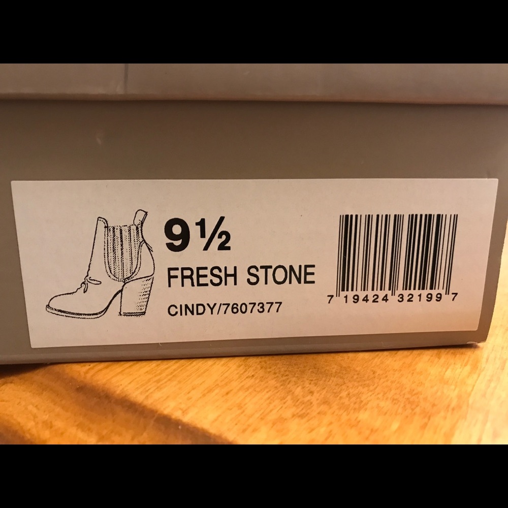 NWT Crown Vintage Cindy Bootie - Picture 4 of 6